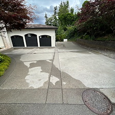 Driveway-Cleaning-in-Issaquah-WA-Amaze-Power-Wash-LLC-Removes-Moss-Mold-Mildew 2